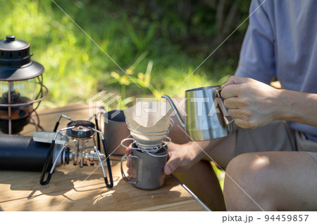 屋外でコーヒーをハンドドリップする様子 屋外でコーヒーをハンドドリップする様子 94459857