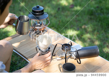 屋外でコーヒーをハンドドリップする様子 屋外でコーヒーをハンドドリップする様子 94459900