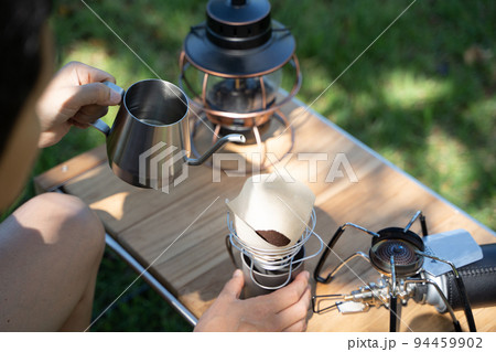 屋外でコーヒーをハンドドリップする様子 屋外でコーヒーをハンドドリップする様子 94459902