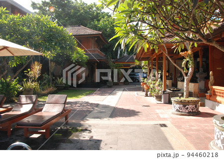 ホテルの中庭（クタ／バリ島･インドネシア） 94460218