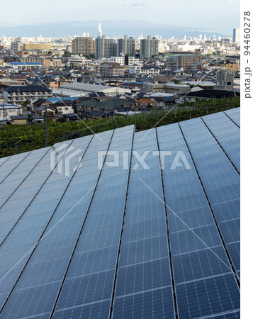 山の斜面に設置された太陽光発電所 94460278
