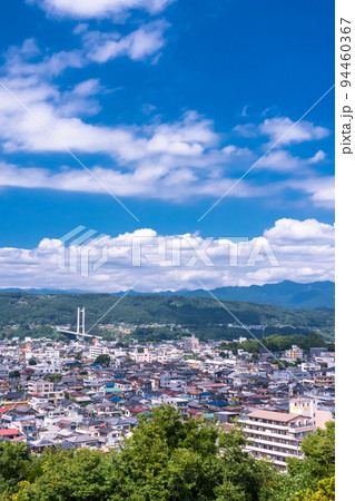 《埼玉県》秩父中心街の街並み・羊山公園見晴らしの丘の眺め 94460367