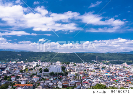 《埼玉県》秩父中心街の街並み・羊山公園見晴らしの丘の眺め 94460371