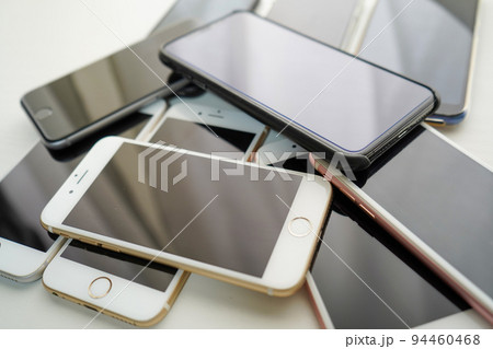 たくさんのスマホ|中古|リサイクル|犯罪|エコ たくさんのスマホ|中古|リサイクル|犯罪|エコ 94460468
