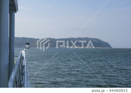 博多湾を航行する渡船から見る志賀島 博多湾を航行する渡船から見る志賀島 94460833