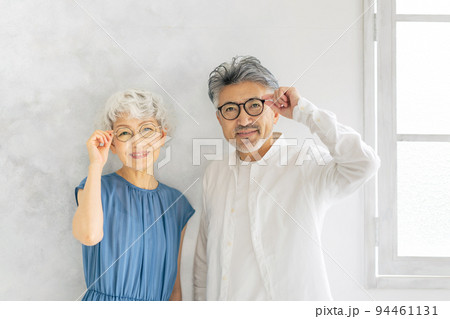 メガネをかけたシニアカップル メガネをかけたシニアカップル 94461131