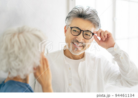 メガネをかけたシニアカップル 94461134
