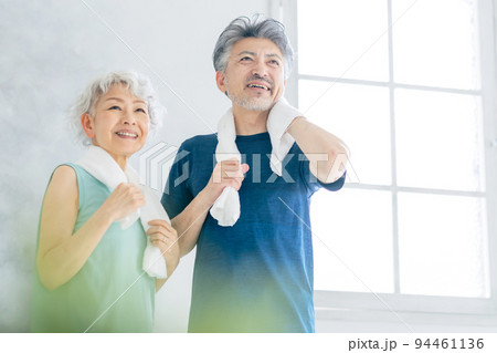 タオルで汗を拭くシニア男女　アクティブシニア 94461136