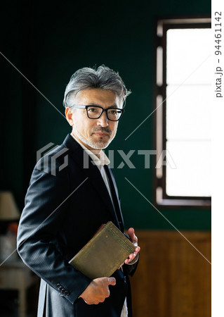 書籍を持つミドル男性 教授 作家 書籍を持つミドル男性 教授 作家 94461142