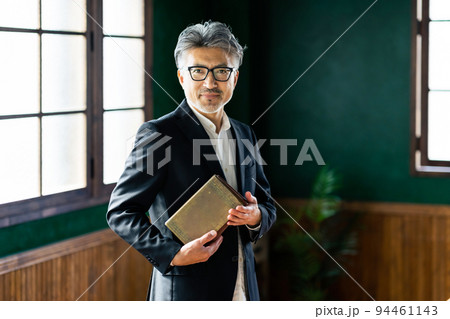 書籍を持つミドル男性 教授 作家 書籍を持つミドル男性 教授 作家 94461143