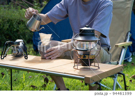 屋外でコーヒーをハンドドリップする様子 94461399
