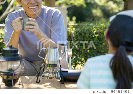 ファミリーキャンプ 父親と娘 イメージ ファミリーキャンプ 父親と娘 イメージ 94461401