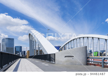 【東京都】築地大橋と隅田川の景観 94461487