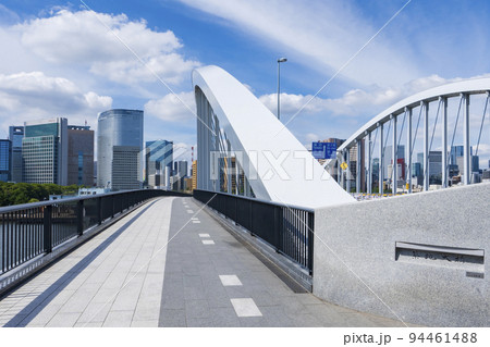 【東京都】築地大橋と隅田川の景観 94461488