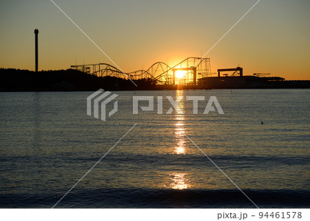 東京湾の初日の出【神奈川県横浜市金沢区】海の公園 94461578