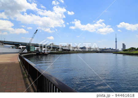大きくカーブして流れる隅田川と流れる雲 大きくカーブして流れる隅田川と流れる雲 94461618