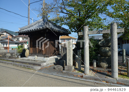 当麻寺　参道の祠　奈良県葛城市 94461929