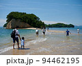 海の中を渡る観光客、エンジェルロード、小豆島、香川県 94462195