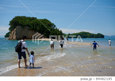 海の中を渡る観光客、エンジェルロード、小豆島、香川県 94462195
