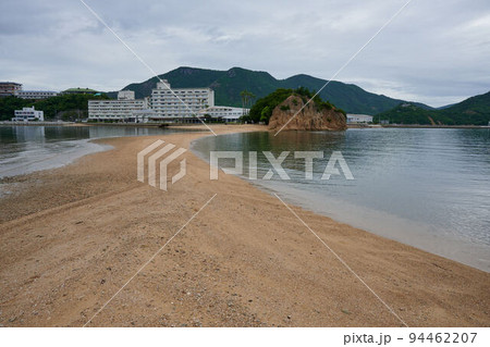 弁天島から眺めたエンジェルロード、小豆島、香川県 94462207