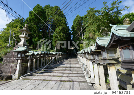宝山寺　参道の石段と灯篭　奈良県生駒市 94462781
