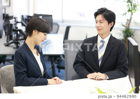 コーチング_女性の部下に悪い評価を伝える男性管理職_1 94462990
