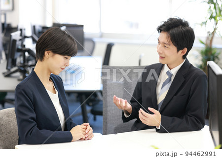 コーチング_女性の部下に悪い評価を伝える男性管理職_2 コーチング_女性の部下に悪い評価を伝える男性管理職_2 94462991