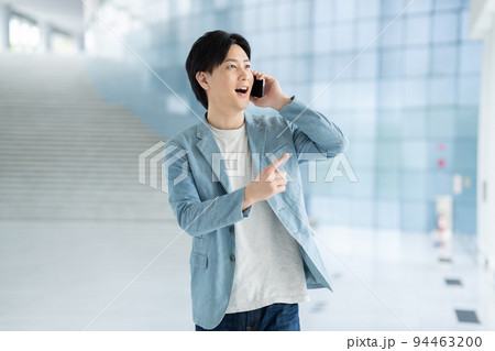 電話をする男性のビジネスマン 94463200