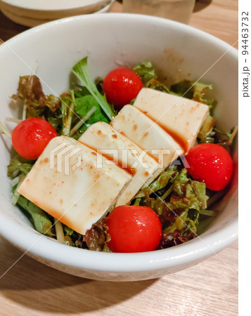 食べ物素材 豆腐とトマトのサラダ 食べ物素材 豆腐とトマトのサラダ 94463732