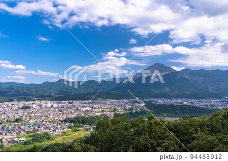 《埼玉県》秩父中心街の街並み・秩父ミューズパーク旅立ちの丘の眺め 94463912
