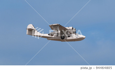 米陸軍航空隊OA-10カタリナ飛行艇着水準備 94464805