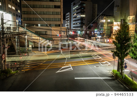 光流れる夜のびわ湖浜大津駅付近の交差点 94465533