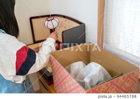 お雛様を飾る。お雛様をしまう。 94465788