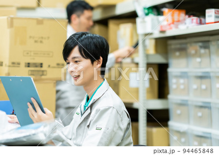 バックヤードで在庫管理する若い男性 94465848
