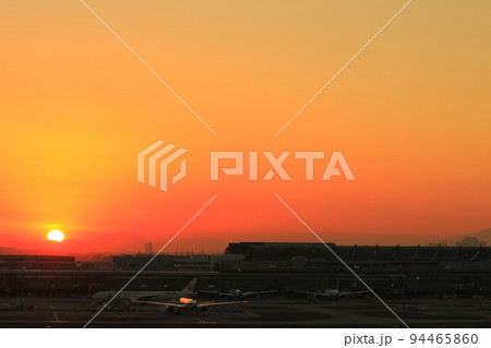 羽田空港からの夕日と夕焼け空 94465860