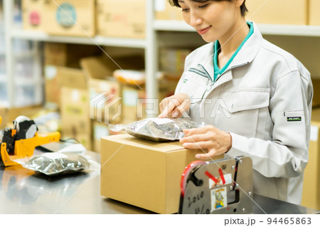 バックヤードで商品の出荷準備をする女性 94465863