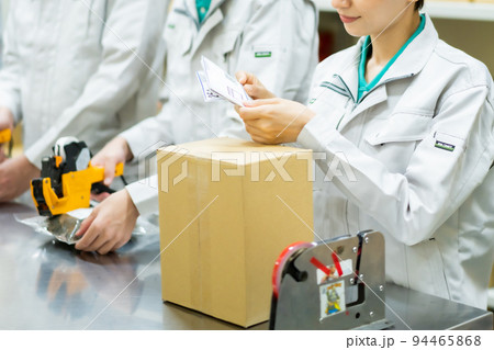 バックヤードで食品の出荷準備をする女性　顔無し 94465868