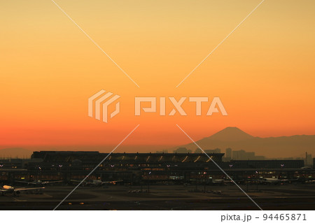 羽田空港からの夕日と夕焼け空 羽田空港からの夕日と夕焼け空 94465871