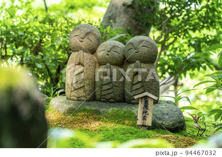 【神奈川県】長谷寺の境内にいる和やかな表情の良縁地蔵 【神奈川県】長谷寺の境内にいる和やかな表情の良縁地蔵 94467032