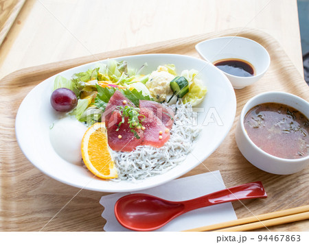 マグロとしらすの丼物 マグロとしらすの丼物 94467863