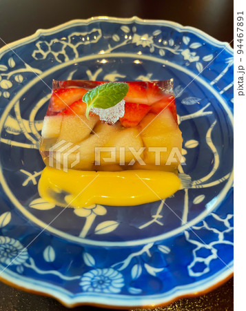 ゼリーの中にイチゴなどのフルーツを閉じ込めた甘味 ゼリーの中にイチゴなどのフルーツを閉じ込めた甘味 94467891