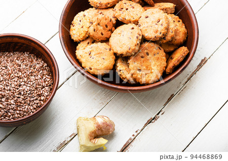 Crackers with flax and ginger. 94468869