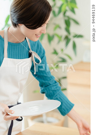 食事の準備をする女性 94469139