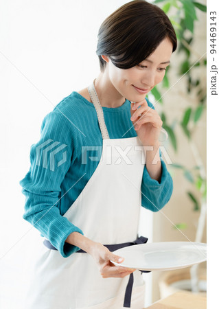 食事の準備をする女性 食事の準備をする女性 94469143