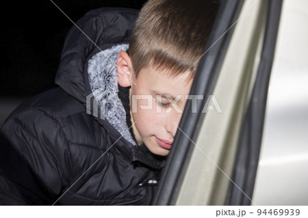 Tired child sleeps in the car.Tired child sleeps in the car. 94469939