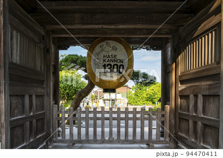 【神奈川県】重厚な雰囲気の長谷寺の山門と金色提灯 94470411