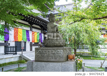 【神奈川県】緑に包まれた長谷寺の菩薩像 【神奈川県】緑に包まれた長谷寺の菩薩像 94470425