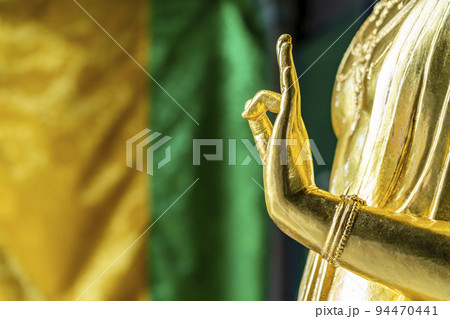 【神奈川県】長谷寺の黄金に輝く観音菩薩の手 【神奈川県】長谷寺の黄金に輝く観音菩薩の手 94470441