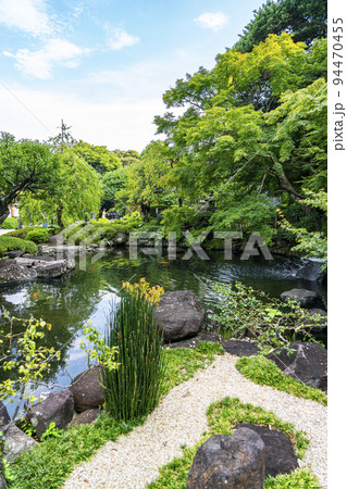【神奈川県】緑に包まれた長谷寺の境内にある池 94470455