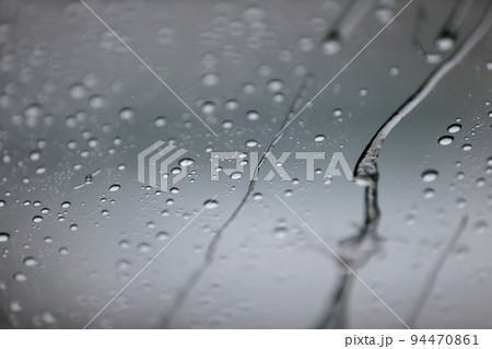 フロントガラスの水滴　イメージ 94470861